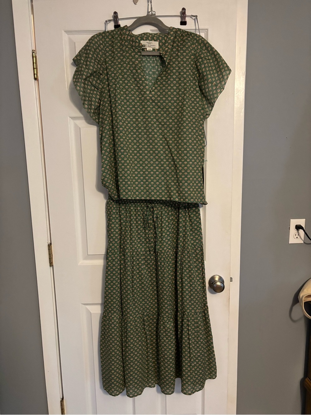 Trovata Women's Green Printed top (large) and matching skirt (Medium)